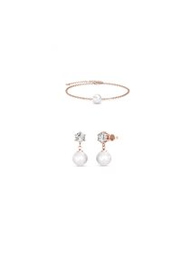 Set di gioielli in oro rosa composto da un bracciale con una sola perla e orecchini a goccia con perle adornati da gemme trasparenti.
