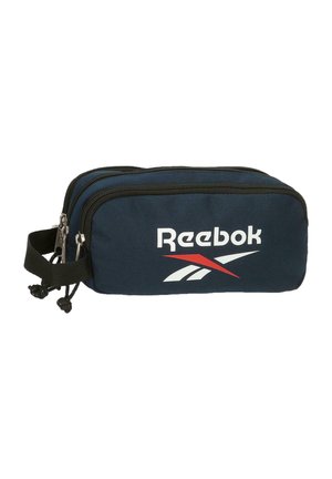 Bolsa de Reebok en azul marino con dos compartimentos con cremallera, correa de asa negra y logotipo en blanco y rojo en el panel frontal.