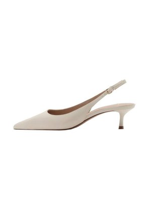 Chaussure beige à bout pointu avec bride arrière, petit talon kitten bas et sangle de cheville ajustable avec boucle dorée.
