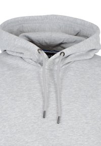 Felpa grigia chiara con cappuccio regolabile, realizzata in un tessuto testurizzato, con accessori in argento e un logo discreto sulla parte anteriore.