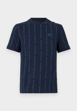 Μπλουζάκι σε ναυτικό μπλε με κοντά μανίκια, με κατακόρυφες ρίγες κειμένου "EA7 Emporio Armani" και μικρό λογότυπο EA7 στο αριστερό μέρος του στήθους.