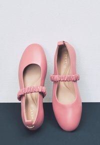 Roze leren ballerina's met een ronde neus, elastische banddetail en een kleine hak. De binnenkant heeft een gevoerde zool voor comfort.