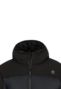 Schwarze Steppjacke mit hohem Kragen, Frontreißverschluss und kontrastierenden matten und glanzenden Texturen. Enthält ein kleines Logo-Patch auf der Brust.