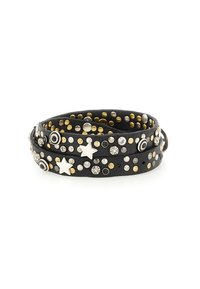 Bracciale in pelle nera con più file di borchie metalliche, tra cui accentuazioni argentate, dorate e nere, insieme a adornamenti a forma di stella.