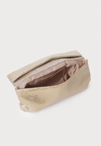 Borsa a busta in rete metallica nei toni d'oro e d'argento con chiusura a zip, dotata di una fodera liscia beige e una tasca interna.