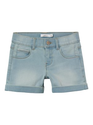 Shorts en denim bleu clair avec une finition délavée, ourlets retournés et design de poches standard. Dotés d'une fermeture à bouton en métal et à fermeture éclair.