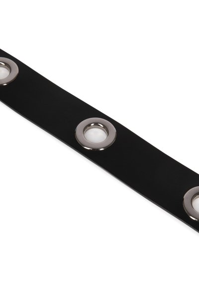 Cintura nera realizzata in materiale liscio, con tre occhielli metallici; design piatto con fori circolari contornati in argento lucido.