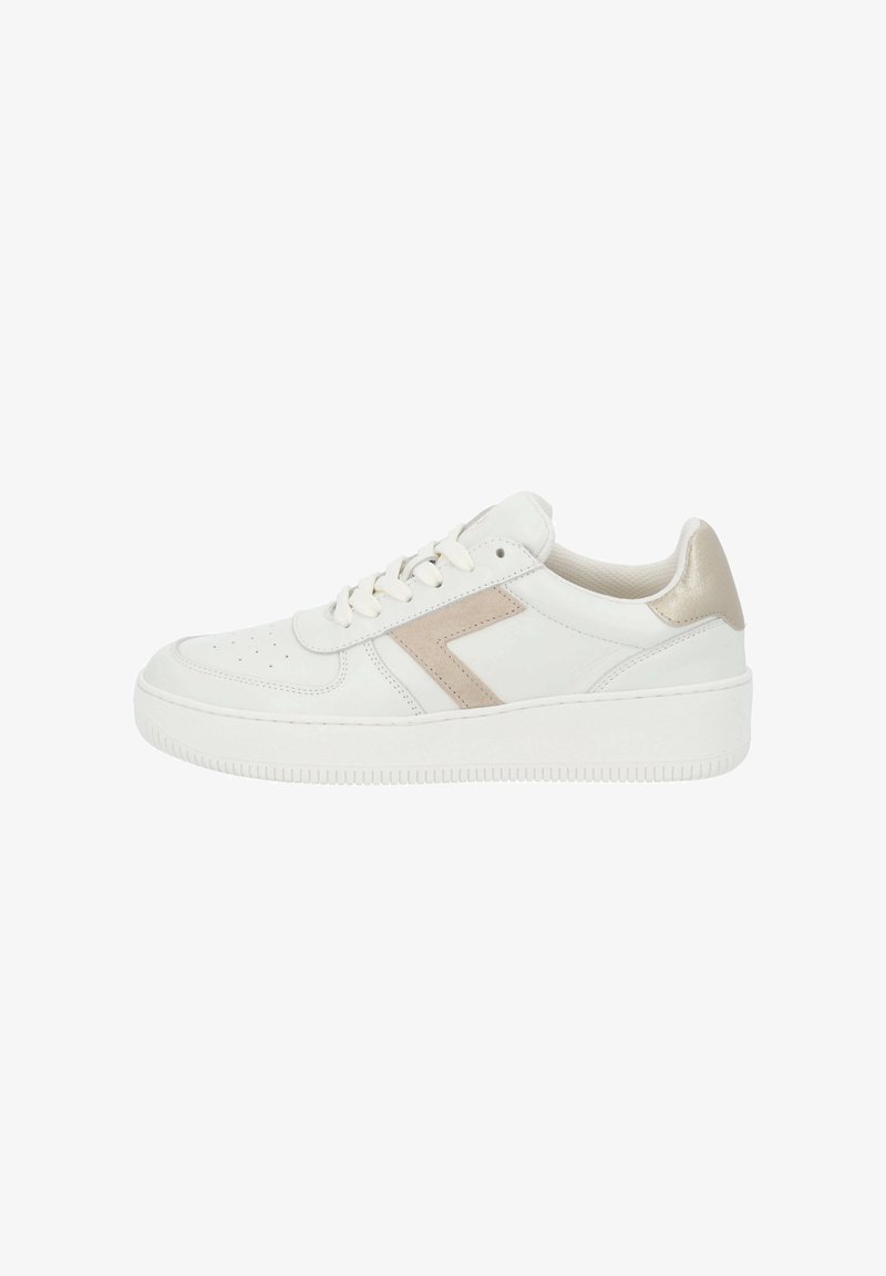 Białe skórzane sneakersy z beżowym zamszowym akcentem, perforowanym noskiem i grubą gumową podeszwą. Sznurowadła w dopasowanym kolorze. Teksturowana osłona pięty.