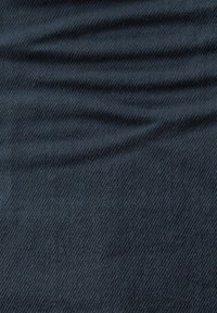 Tissu texturé bleu foncé avec un motif de sergé diagonal et de subtiles réflexions lumineuses sur toute la surface.