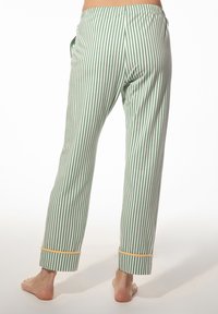 Groene en witte gestreepte pyjamabroek met een rechte snit, elastische tailleband, zijzakken en gele accenten aan de boorden.