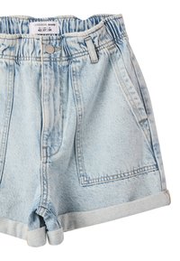 Shorts in denim azzurro chiaro con elastico in vita, due tasche laterali e orlo piegato. Il tessuto presenta una finitura sbiadita e texturizzata.
