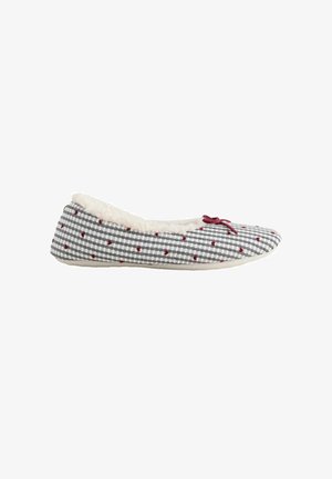 Chausson en tissu doux avec motif à carreaux blanc et noir, petits cœurs rouges, nœud rouge sur le dessus et doublure intérieure blanche et duveteuse.