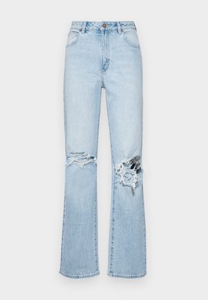 Jeans din denim albastru deschis, cu croi evazat și detalii distruse la genunchi. Prezintă cinci buzunare, bucle pentru curea și închidere cu nasture metalic.