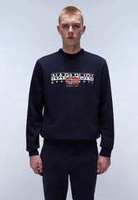 Marineblauwe sweatshirt met een ronde hals en boorden, voorzien van een wit en rood "Napapijri geographic" logo. Soepele textuur, normale pasvorm.