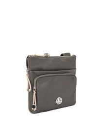 Šedá nylonová crossbody taška s predným zipsovým vreckom, dekoratívnym kovovým dielom a detailom loga. Obsahuje vrchný zips a nastaviteľný popruh.