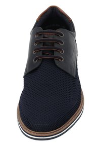 Marineblaue Schuhe mit einem Obermaterial aus Mesh und Lederverzierungen. Ausgestattet mit braunen Schnürsenkeln und einem sandfarbenen Akzent an der Ferse. Strukturierte Oberfläche mit einer robusten Sohle.