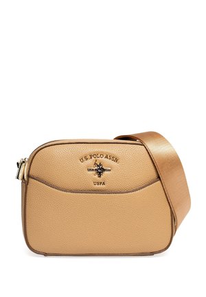 Tanfarbene Leder-Crossbody-Tasche mit strukturiertem Finish, ausgestattet mit einem Logo auf der Vorderseite, goldfarbenen Beschlägen und einem passenden Trageriemen.