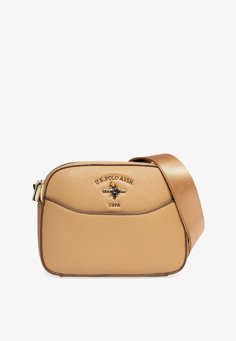 Borsa a tracolla in pelle tan con finitura testurizzata, dotata di un logo sul fronte, hardware dorato e una tracolla coordinata.