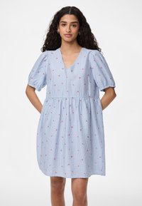 Μπλε ριγέ φόρεμα με μανίκια φούσκες, κόψιμο σε V και μαζεμένη μέση. Διακοσμείται με μικρές κεντημένες κόκκινες ανθολογίες. Μαλακή υφή υφάσματος, ως το γόνατο.