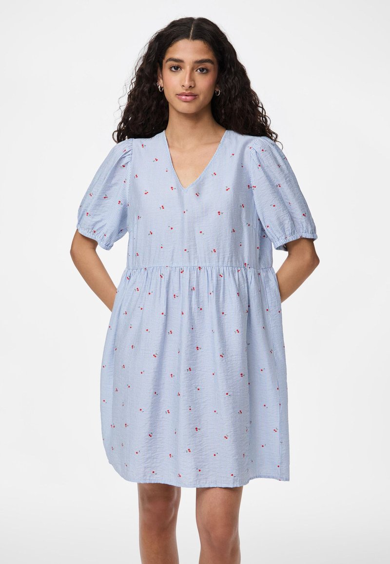 Μπλε ριγέ φόρεμα με μανίκια φούσκες, κόψιμο σε V και μαζεμένη μέση. Διακοσμείται με μικρές κεντημένες κόκκινες ανθολογίες. Μαλακή υφή υφάσματος, ως το γόνατο.