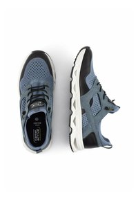 Blaue Sportschuhe mit einem Mesh-Obermaterial, schwarzen Akzenten, gepolstertem Zungenbereich und einer weißen, gepolsterten Sohle mit strukturiertem Griffmuster.