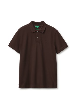 Dunkelbraunes Poloshirt mit kurzen Ärmeln, zwei weißen Knöpfen, einem Kragen und einem kleinen gestickten Logo auf der linken Brust.