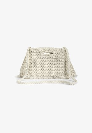 Bolso rectangular de ganchillo color blanco roto con abertura integrada para el asa, correa de hombro trenzada y borlas a cada lado.