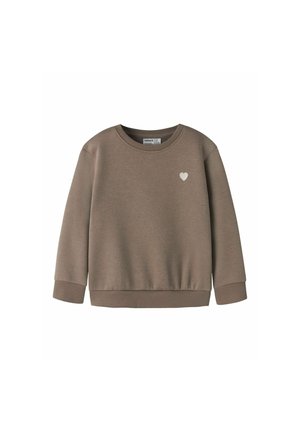 Sweat-shirt marron à manches longues avec col rond, poignets et ourlet côtelés, avec un petit cœur blanc sur la poitrine gauche.