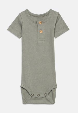 Krátky rukáv rebrované sivomodrozelené detské body s dvoma drevenými gombíkmi vpredu a tromi patentkami v rozkroku.