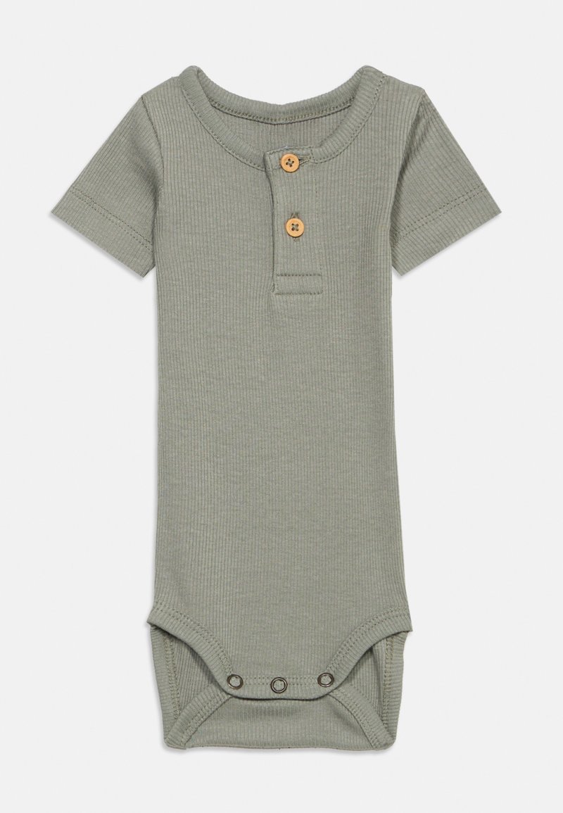 Βρεφικό κορμάκι με κοντά μανίκια σε ριμπ ύφανση γκρι-πράσινου χρώματος, με δύο ξύλινα κουμπιά μπροστά και τρεις κούμπωμα με τριπλό πίεστρο στην περιοχή της βουβωνικής χώρας.