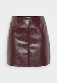 Burgundy faux leather mini-hame, joka on varustettu sileällä, kiiltäväpintaisella tekstuurilla ja edessä olevalla saumatiedolla, sekä tiukalla siluetilla.