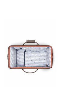 Intérieur d'un sac de sport orange et noir avec un motif diagonal bleu et blanc, comprenant une poche latérale et une poignée marron.