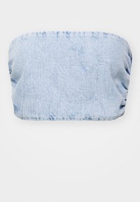 Δερμάτινη τοπ χωρίς τιράντες σε ανοιχτό μπλε χρώμα, με συγκεντρωμένη υφή και λεία επιφάνεια, κατάλληλο για καθημερινή χρήση.