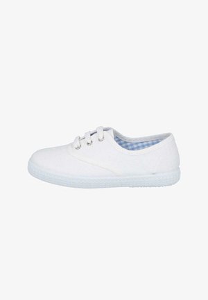 Zapato de lona blanca con cordones, suela de goma y forro interior de cuadros azules, mostrado de lado sobre un fondo blanco liso.