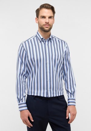 Camicia button-up con righe verticali in tonalità di blu e bianco. Caratterizzata da maniche lunghe, colletto e una tasca sul petto.