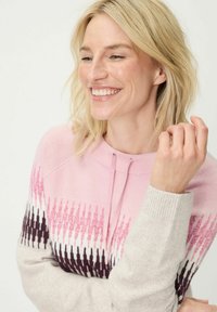 Strickpullover in Rosa-, Creme- und Dunkellila-Tönen; mit geometrischen Mustern, gerippten Bündchen und leichtem Stehkragen. Weiche Textur.