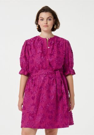 Fuchsia jurk met bloemenborduring, korte pofmouwen, knoopsluiting aan de voorkant en een strikceintuur op de taille; textiel met ingewikkelde details.