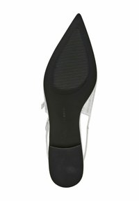 Escarpin argenté à talons aiguilles avec un bout pointu, une semelle en caoutchouc noir texturé et des brides transparentes. La semelle présente un détail nervuré pour une meilleure adhérence.