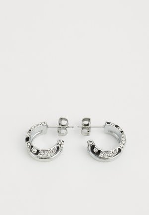 Pendientes de aro plateados con un acento de esmalte negro y adornos de rhinestone claros a lo largo de los bordes frontales. Incluyen respaldos de metal.