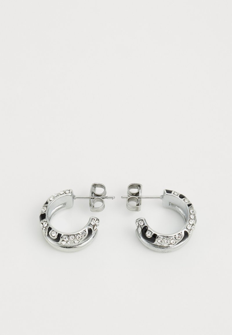 Srebrne okrugle naušnice s crnim emajliranim detaljem i prozirnim cirkonima duž prednjih rubova. Uključene metalne kopče.