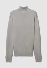 Hellgrauer Rollkragenpullover, aus glattem Strickstoff gefertigt. Verfügt über lange Ärmel sowie gerippte Bündchen und Saum. Einfaches, minimalistisches Design.