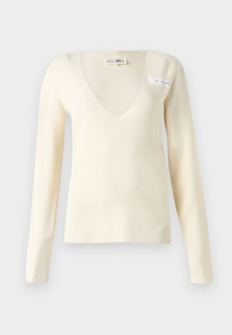 Pull à manches longues de couleur crème avec un col en V profond, fabriqué en tissu doux, présentant une texture lisse et un design minimaliste.