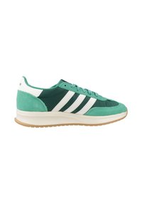 Scarpe da ginnastica verdi e verde smeraldo realizzate in suede e tessuto, con tre righe bianche, colletto imbottito e suola in gomma.