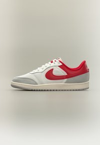 Επιλέχθηκε, summit white/black/univ red/lt smoke grey/sail/neutral grey
