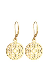 Orecchini in tono oro con design a forma di cerchio intagliato, caratterizzati da motivi intricati. Realizzati in argento 925, sospesi da chiusure a leva.