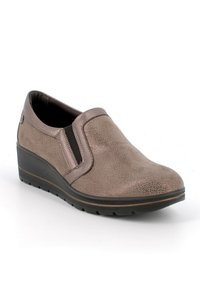 Scarpa slip-on in bronzo con superficie texturizzata, pannelli laterali elasticizzati, punta arrotondata e tacco a zeppa. Suola in gomma per trazione e comfort.