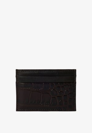 Schwarzer Lederkartenhalter mit Krokoprägung auf der Vorderseite, drei Kartenfächern und dezentem eingeprägtem Markennamen unten in der Mitte.