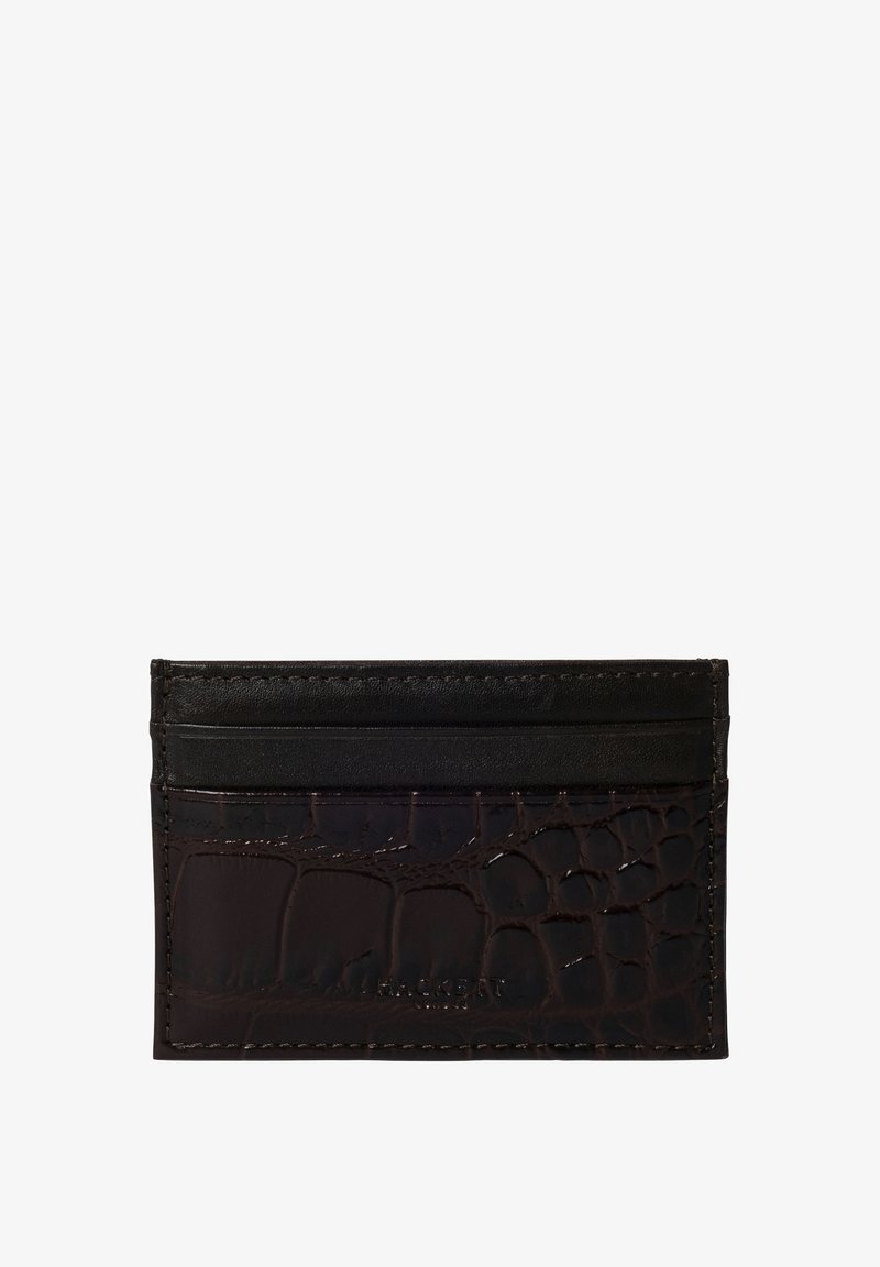 Schwarzer Lederkartenhalter mit Krokoprägung auf der Vorderseite, drei Kartenfächern und dezentem eingeprägtem Markennamen unten in der Mitte.