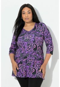 Tunika z dekoltem w serek i rękawem do łokcia w kolorze fioletowym, ozdobiona czarnym i różowym wzorem paisley. Miękka tkanina o sylwetce w kształcie litery A.