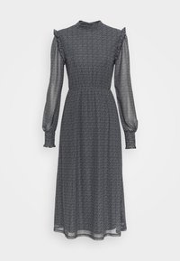 Czarna długa sukienka z długim rękawem, wykonana z fakturowanej tkaniny, z dopasowaną talią, falbaniastymi detalami na ramionach i zwiewnym dołem w grochy.